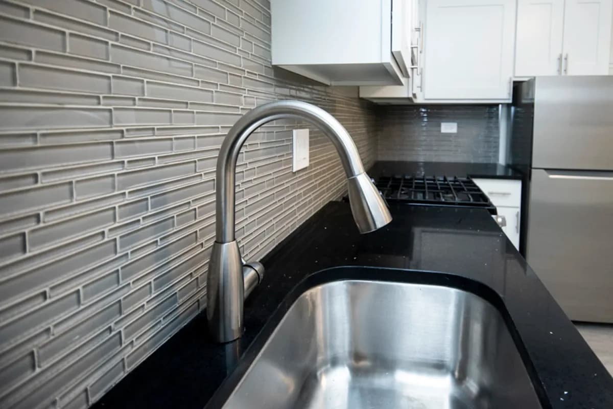 646-48 W. Roscoe St, Apt 648-5-gd — pull-down faucet and undermount sink with glass-tile backsplash