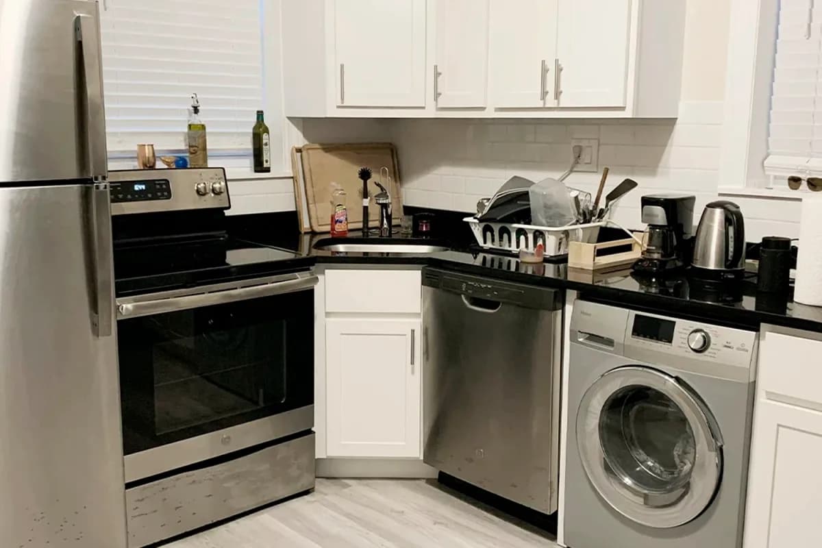 646-48 W. Roscoe St, Apt gdn — photo 1
