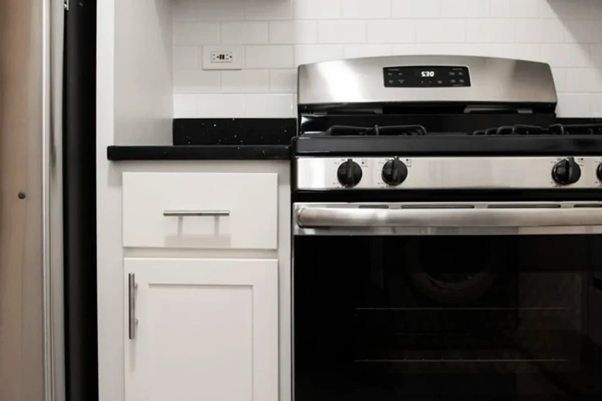 646-48 W. Roscoe St, Apt sg — photo 1