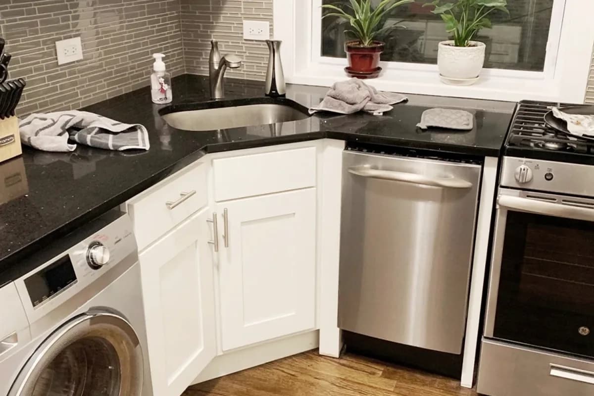 724-32 W. Roscoe St, Apt 1e — photo 1