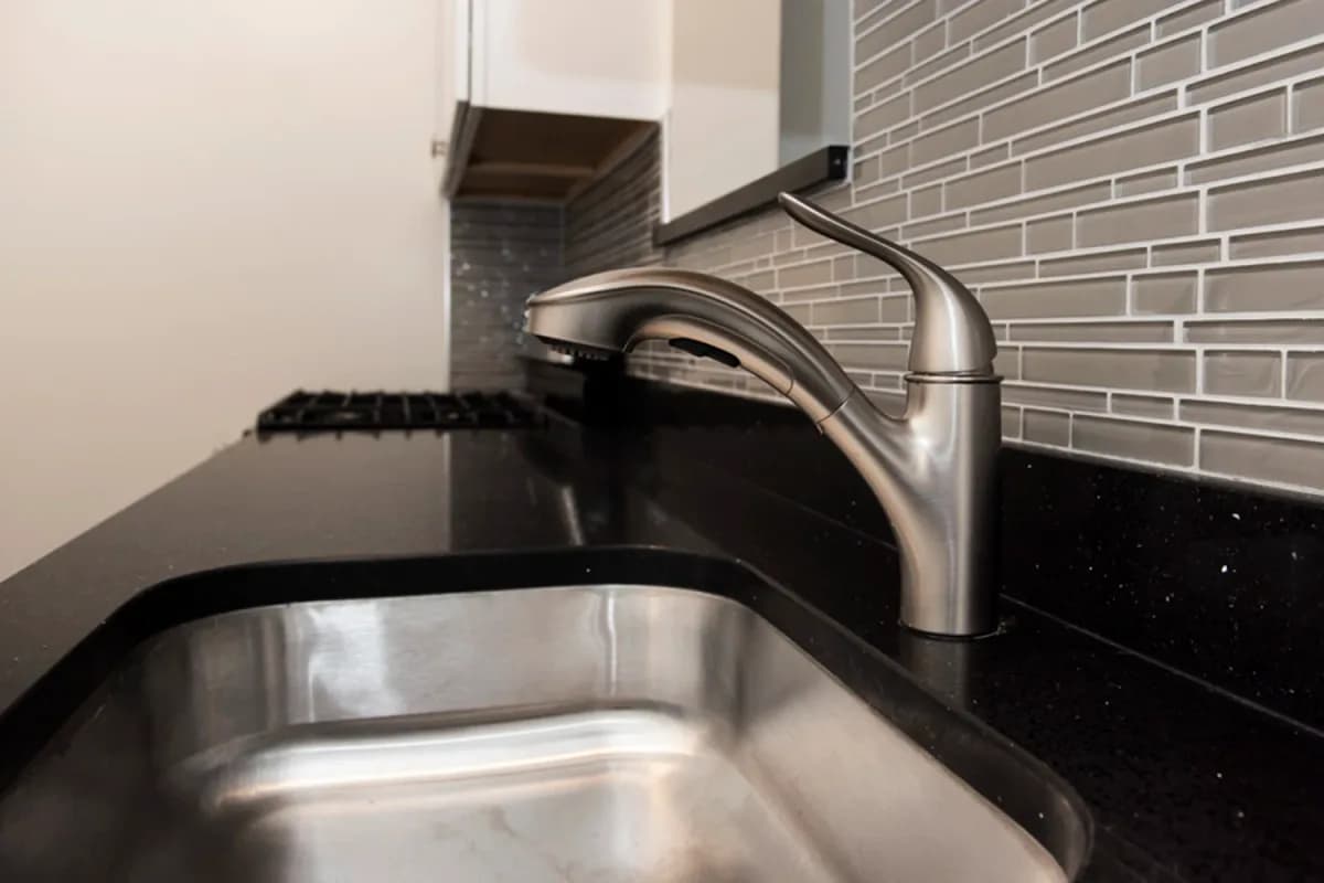 724-32 W. Roscoe St, Apt 724-1S — photo 2
