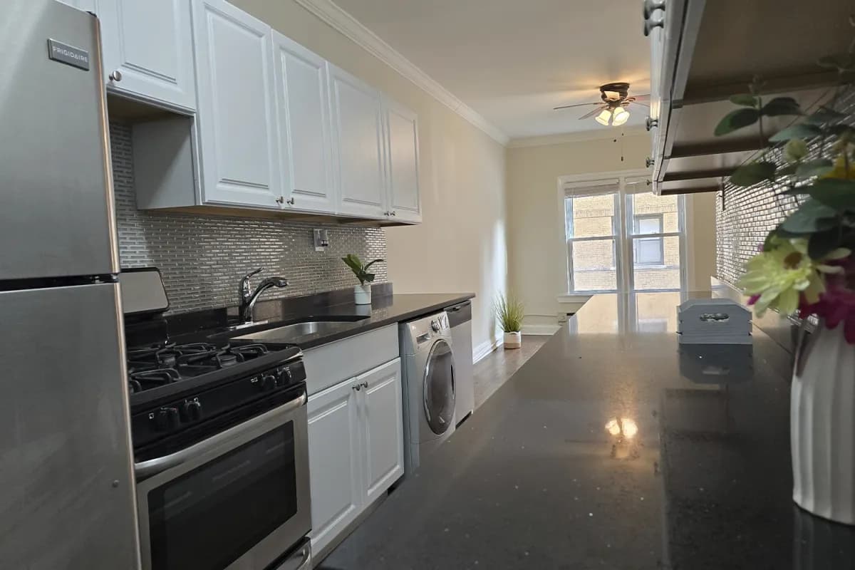 732 W. Roscoe St, Apt 1N — photo 4