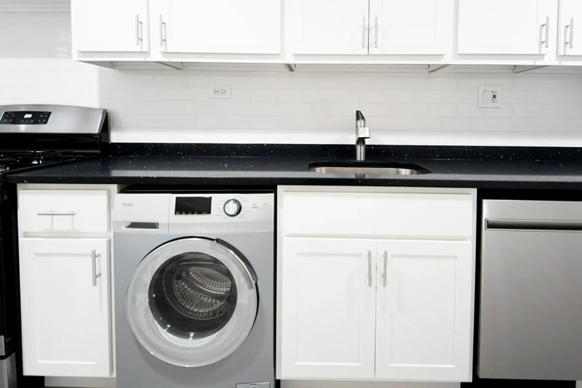 724-32 W. Roscoe St, Apt sgd — photo 1