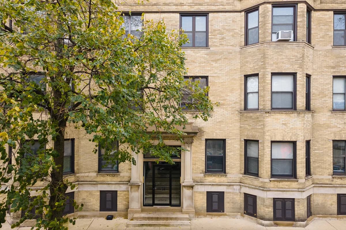 915-23 W. Waveland Ave apartment building