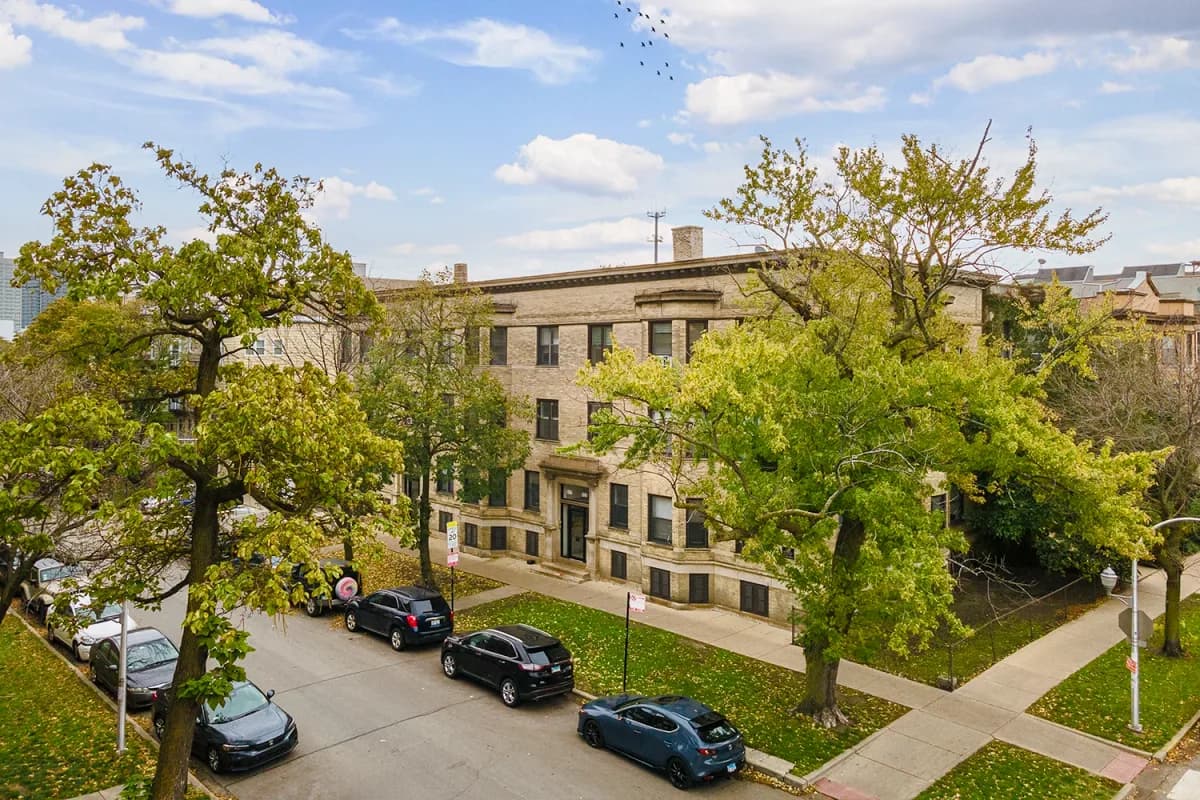 915-23 W. Waveland Ave apartment building
