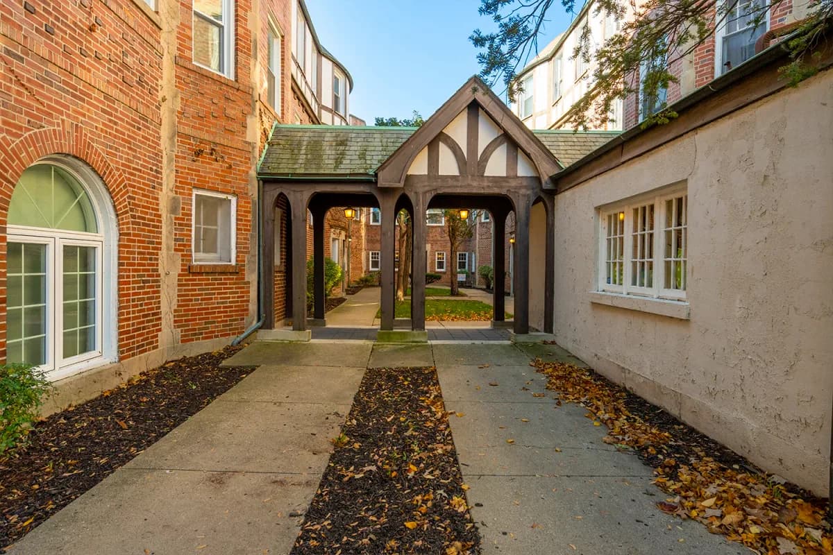 916-20 Green Bay Rd apartment building