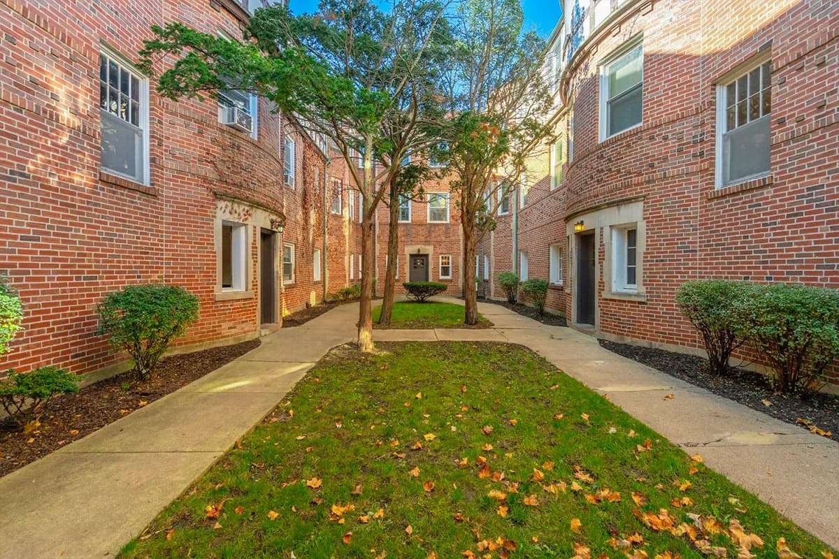 916-20 Green Bay Rd apartment building