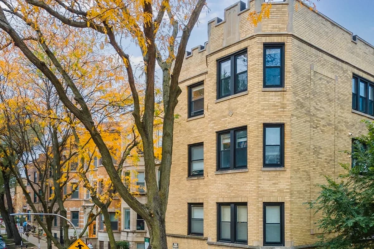 646-48 W. Roscoe St apartment building exterior