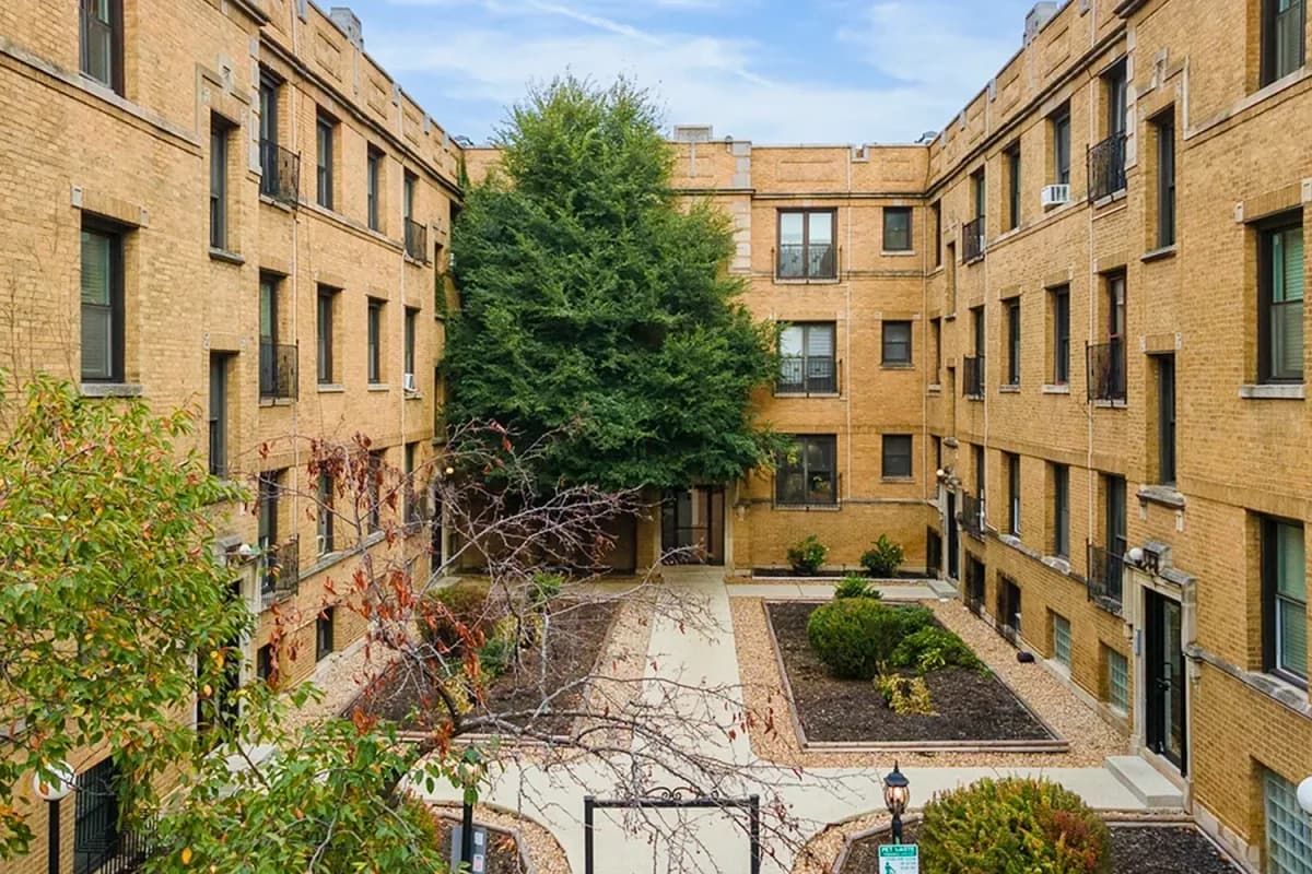 724-32 W. Roscoe St apartment building exterior