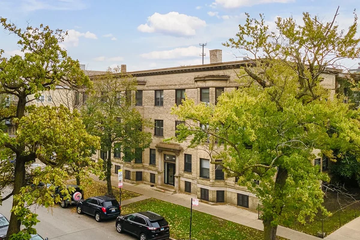 915-23 W. Waveland Ave apartment building exterior